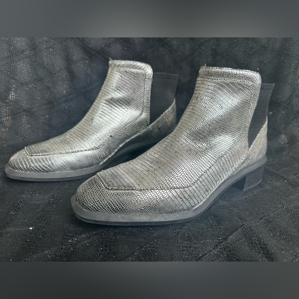 United Nude. Leather crocodile embossed .
1.5 inch heel.